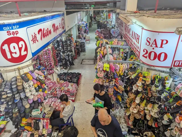 מעברי שוק עמוסים סחורה עם שילוט מחירים צהוב