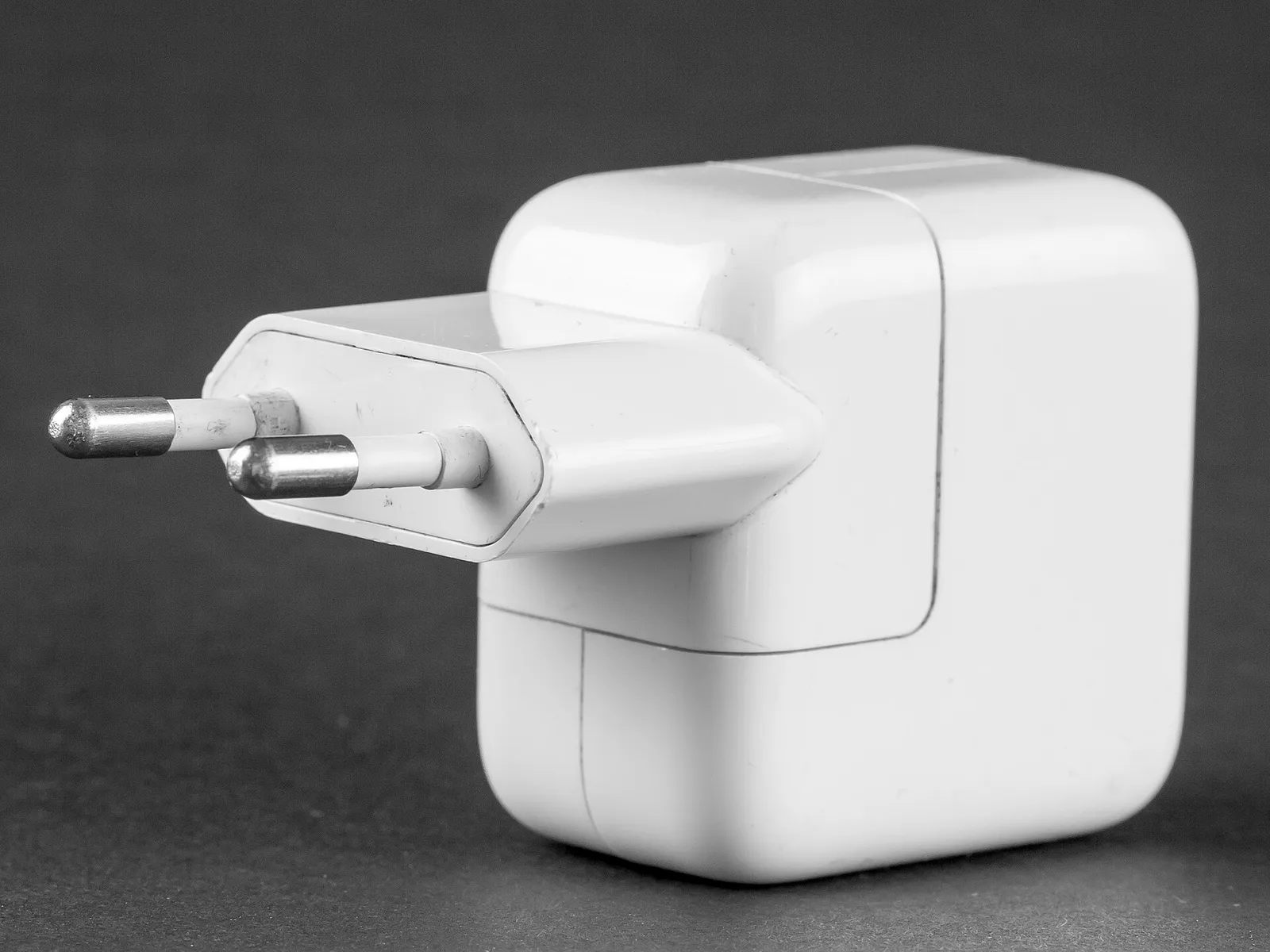 מטען USB עם תקע אירופי, אביזר חשמל בסיסי שכדאי לארוז לטיול בוייטנאם